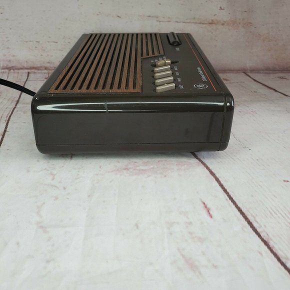 Vintage General Electric Alarm Clock Radio AM/FM (Model 7-4612A). Tested - Picture 5 of 12
